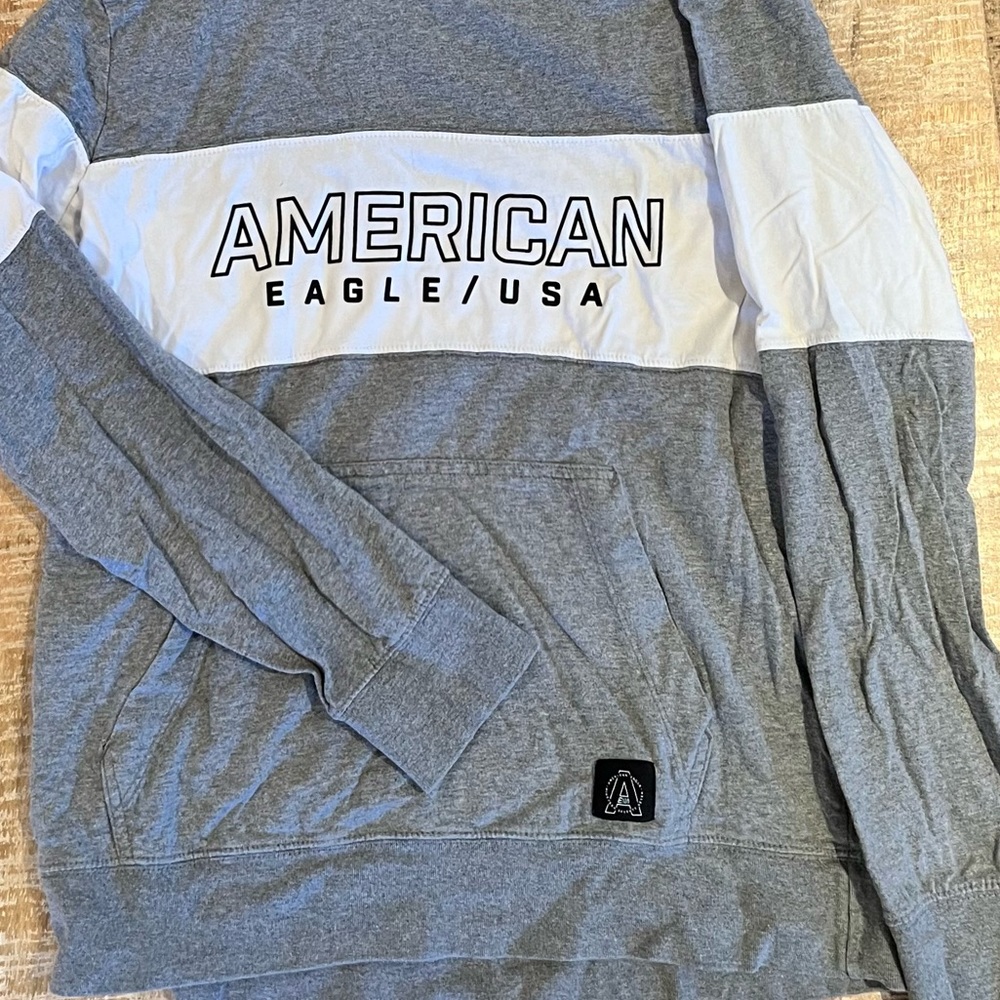 American Eagle grey and white hoodie
